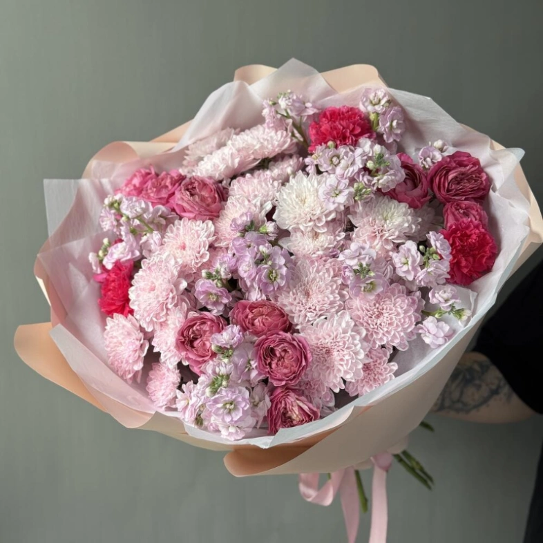 «Ароматный зефир» Маттиола, кустовые розы и хризантема