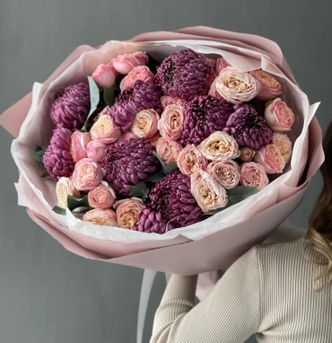 Сборный букет с сезонными хризантемами и кустовыми розами