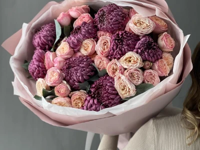 Сборный букет с сезонными хризантемами и кустовыми розами