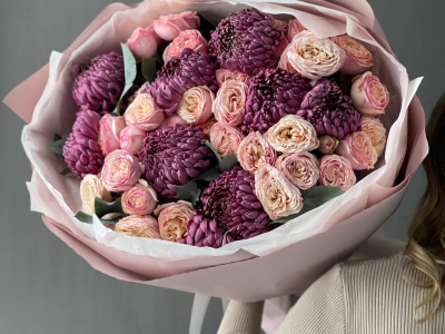 Сборный букет с сезонными хризантемами и кустовыми розами