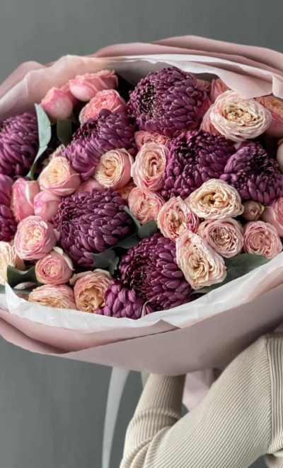 Сборный букет с сезонными хризантемами и кустовыми розами