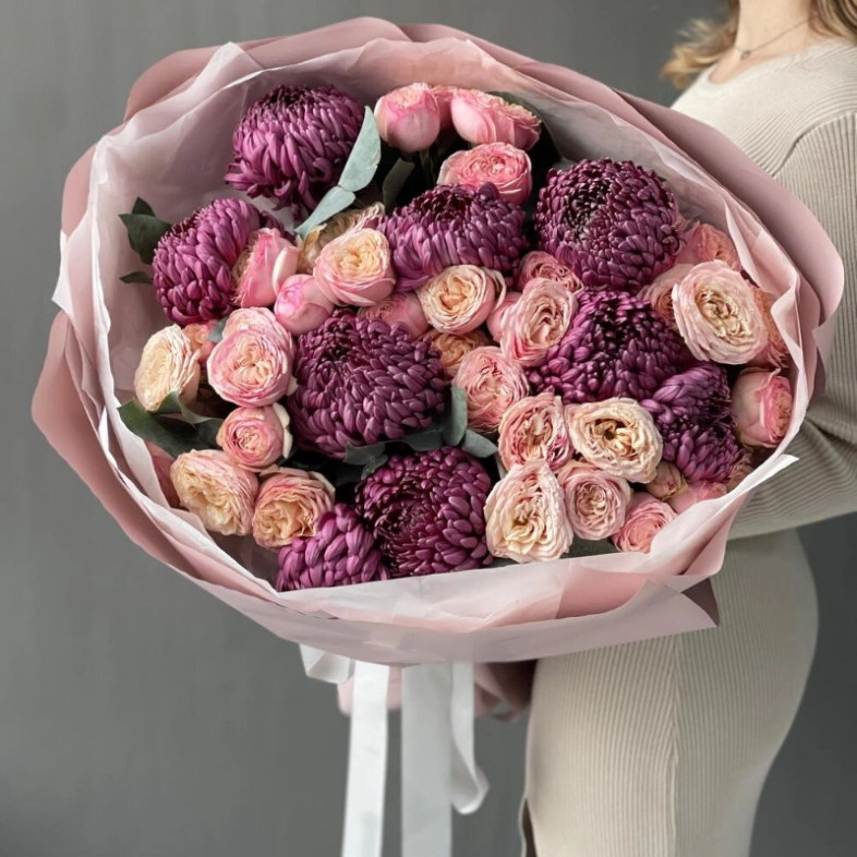 Сборный букет с сезонными хризантемами и кустовыми розами