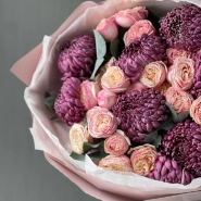 Сборный букет с сезонными хризантемами и кустовыми розами 4