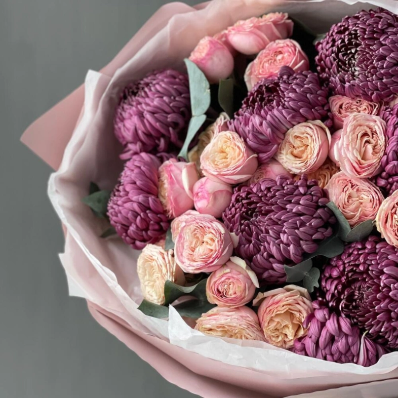 Сборный букет с сезонными хризантемами и кустовыми розами