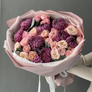 Сборный букет с сезонными хризантемами и кустовыми розами 2