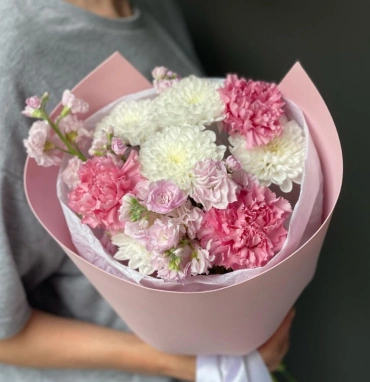 Нежный стойкий букет хризантема, диантус, маттиола