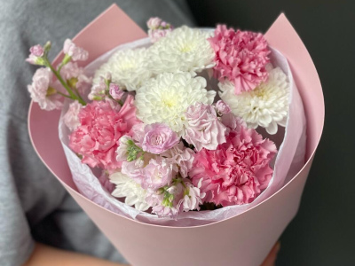 Нежный стойкий букет хризантема, диантус, маттиола