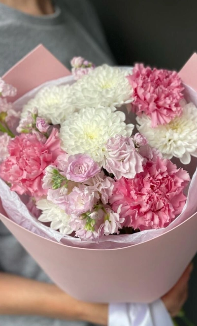 Нежный стойкий букет хризантема, диантус, маттиола