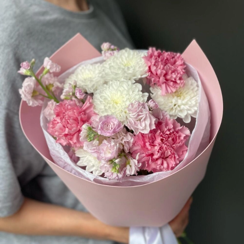 Нежный стойкий букет хризантема, диантус, маттиола