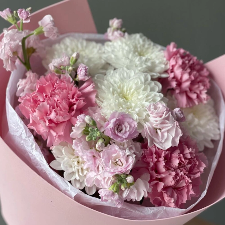 Нежный стойкий букет хризантема, диантус, маттиола