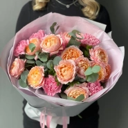 Букет кустовые розы Джульетта и гвоздика 0