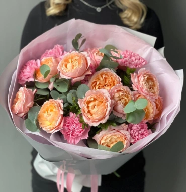 Букет кустовые розы Джульетта и гвоздика