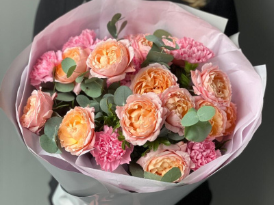 Букет кустовые розы Джульетта и гвоздика