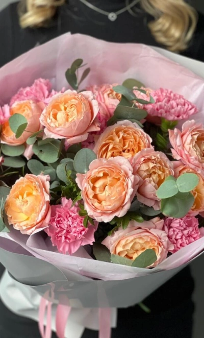 Букет кустовые розы Джульетта и гвоздика