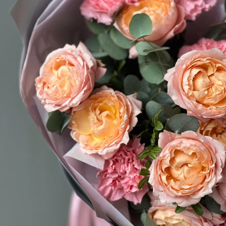 Букет кустовые розы Джульетта и гвоздика