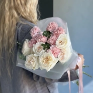 Ароматные белые розы с диантусами 2