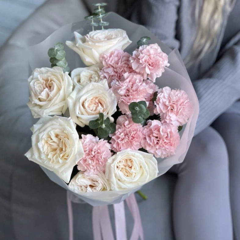 Ароматные белые розы с диантусами