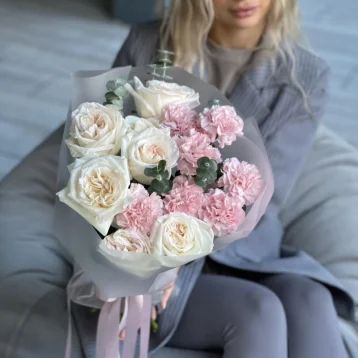 Ароматные белые розы с диантусами
