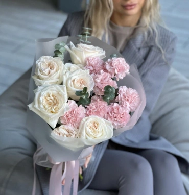 Ароматные белые розы с диантусами
