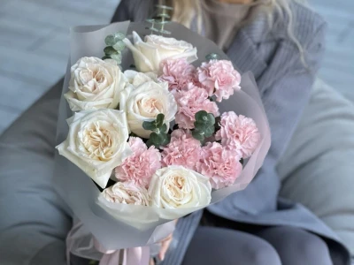 Ароматные белые розы с диантусами