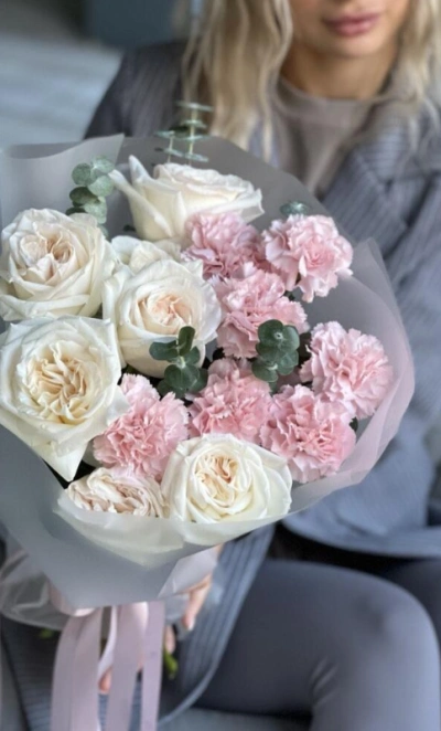 Ароматные белые розы с диантусами