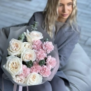 Ароматные белые розы с диантусами 3