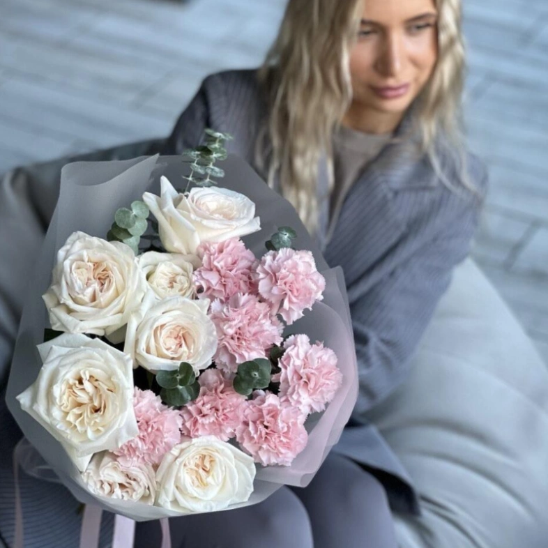 Ароматные белые розы с диантусами