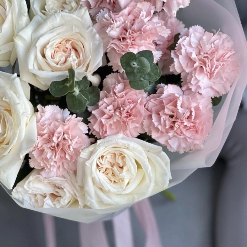 Ароматные белые розы с диантусами