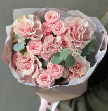 Французские розы и кустовые розы с эвкалиптом