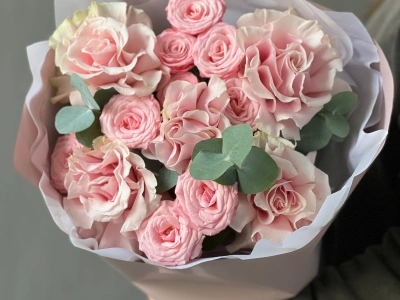 Французские розы и кустовые розы с эвкалиптом