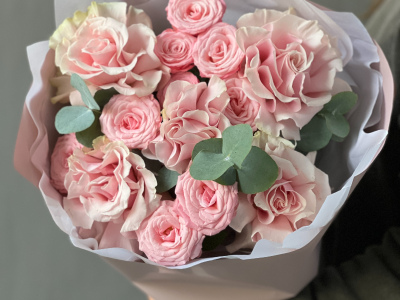 Французские розы и кустовые розы с эвкалиптом