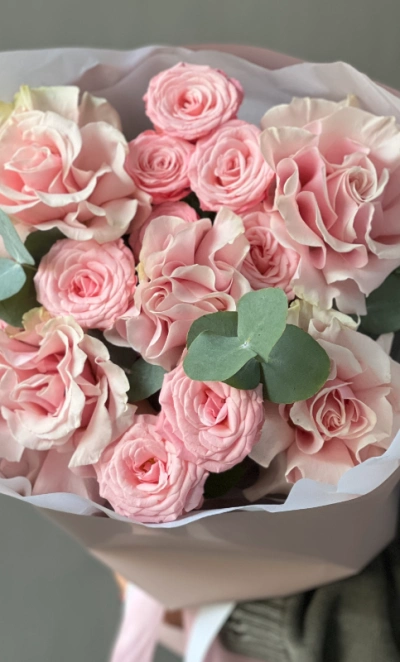 Французские розы и кустовые розы с эвкалиптом