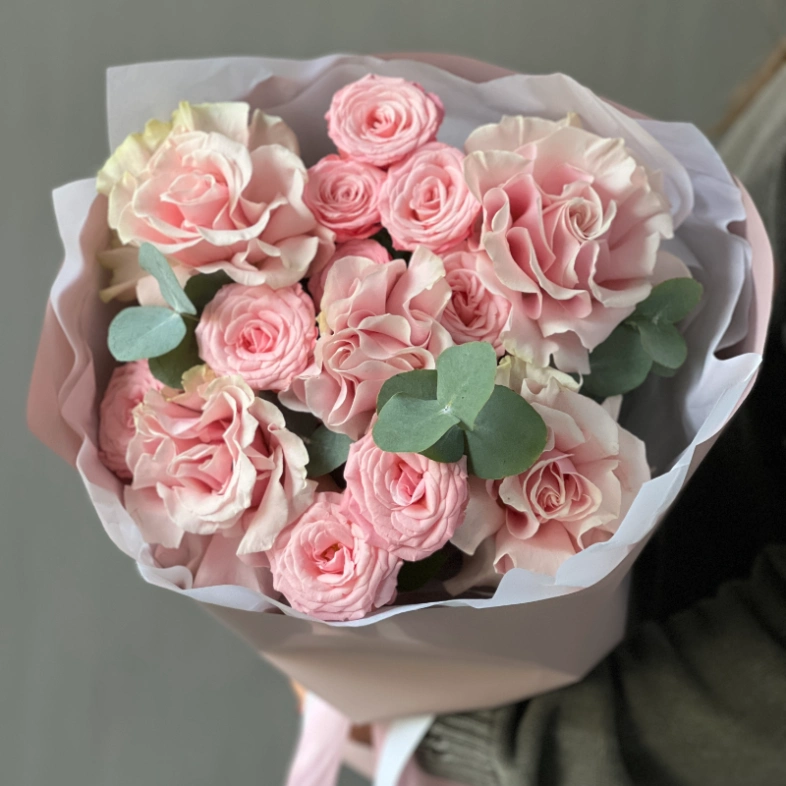 Французские розы и кустовые розы с эвкалиптом