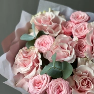 Французские розы и кустовые розы с эвкалиптом 3