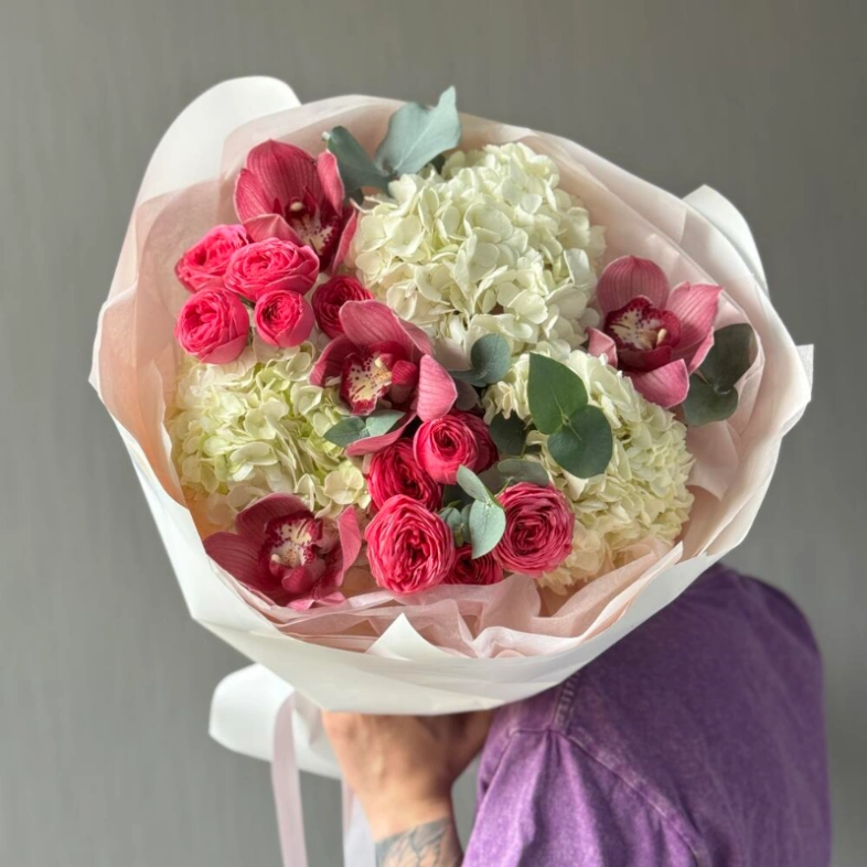 «Клубничный коктейль» орхидея с белыми гортензиями