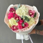 «Клубничный коктейль» орхидея с белыми гортензиями 0