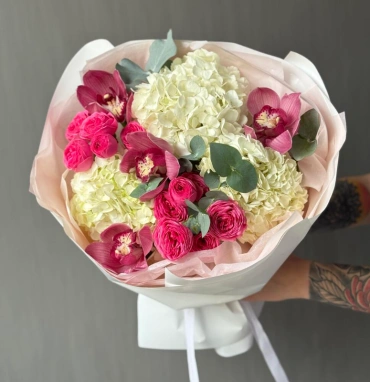 «Клубничный коктейль» орхидея с белыми гортензиями