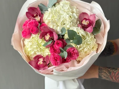 «Клубничный коктейль» орхидея с белыми гортензиями