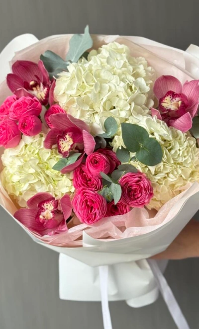 «Клубничный коктейль» орхидея с белыми гортензиями