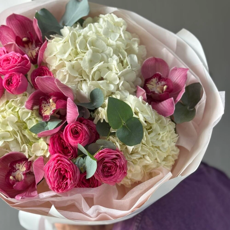 «Клубничный коктейль» орхидея с белыми гортензиями