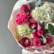 «Клубничный коктейль» орхидея с белыми гортензиями 3