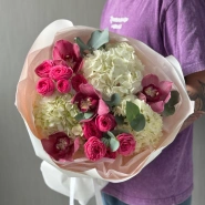 «Клубничный коктейль» орхидея с белыми гортензиями 1