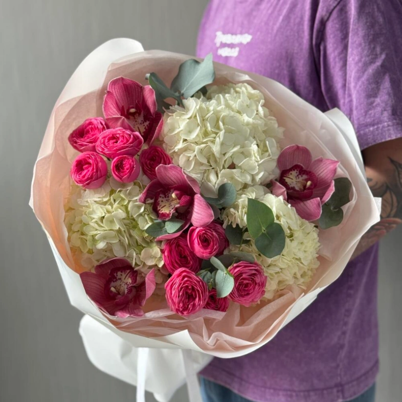 «Клубничный коктейль» орхидея с белыми гортензиями