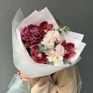Стойкий букет с ранункулюсом, бигуди и орхидеями 0