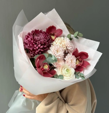 Стойкий букет с ранункулюсом, бигуди и орхидеями