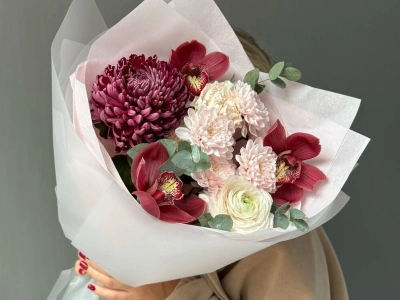 Стойкий букет с ранункулюсом, бигуди и орхидеями