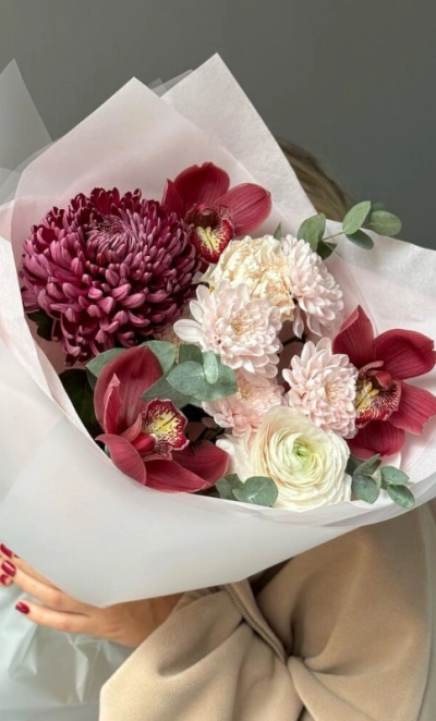 Стойкий букет с ранункулюсом, бигуди и орхидеями