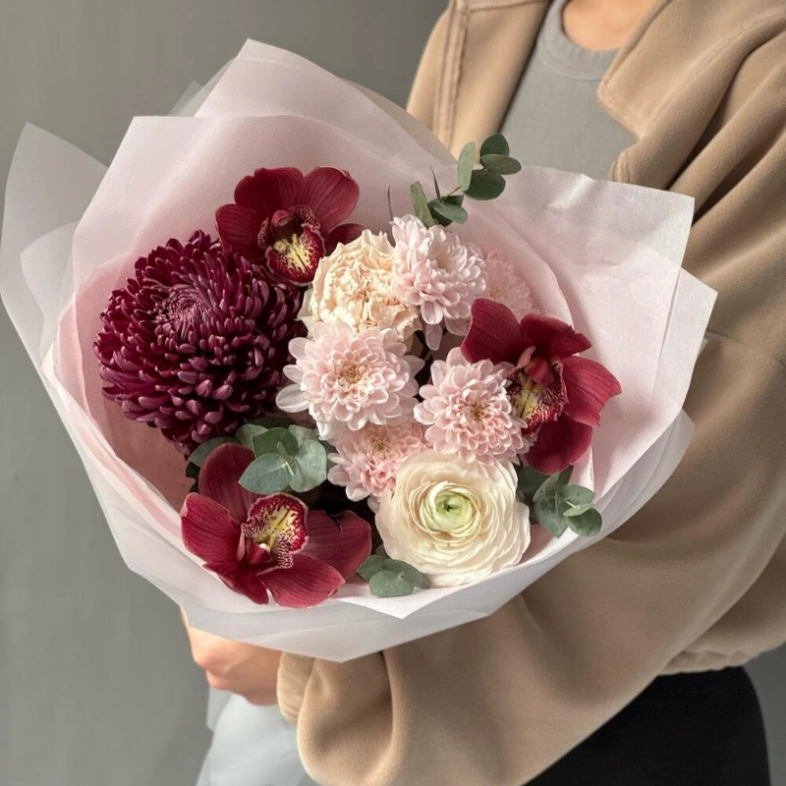 Стойкий букет с ранункулюсом, бигуди и орхидеями