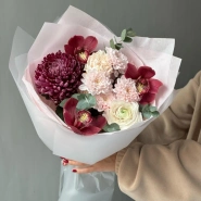 Стойкий букет с ранункулюсом, бигуди и орхидеями 1