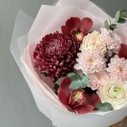 Стойкий букет с ранункулюсом, бигуди и орхидеями 3